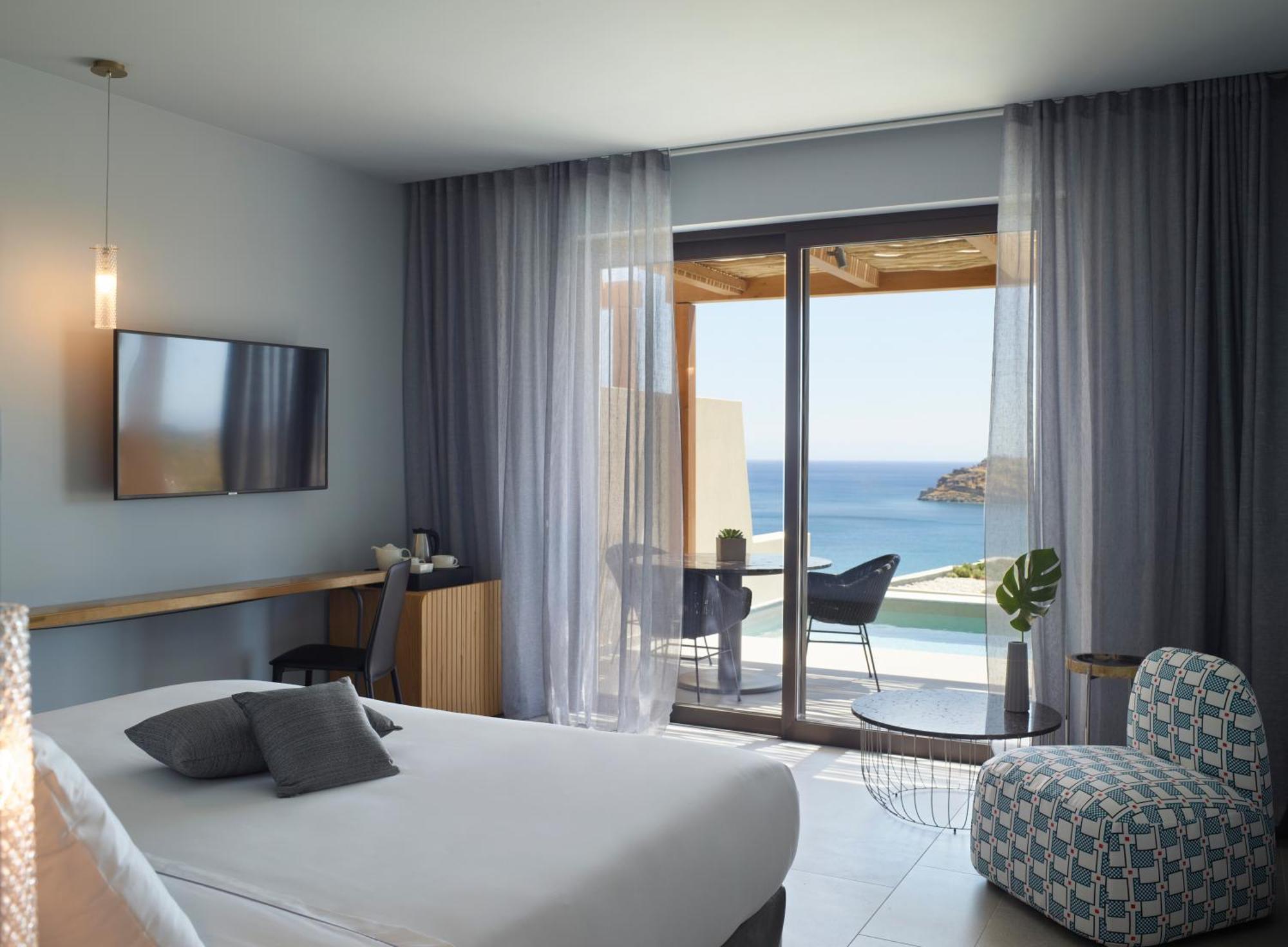 Familien-Maisonette im Untergeschoss, mit eigenem Pool mit Meerblick